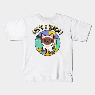 Cute siamese cat Goes to the beach Kids T-Shirt